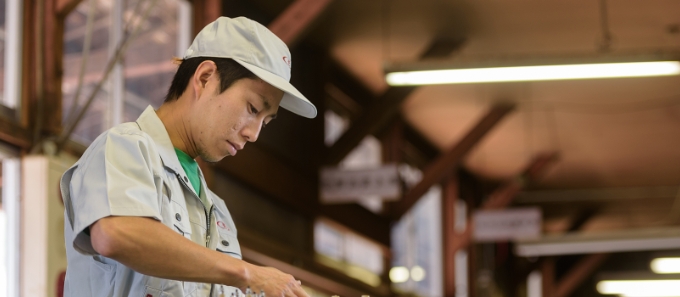 作業着を着て作業する男性