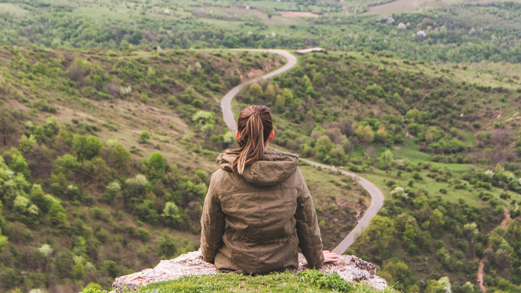 山道を女性が上から眺めている様子